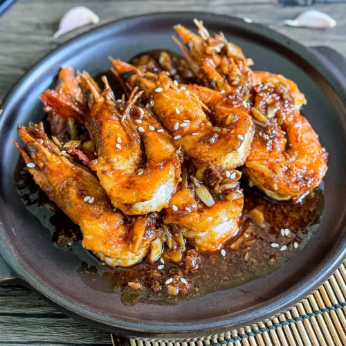 Chinese garlic shrimp drizzled with a thick garlic sauce and sprinkled with sesame seeds.
