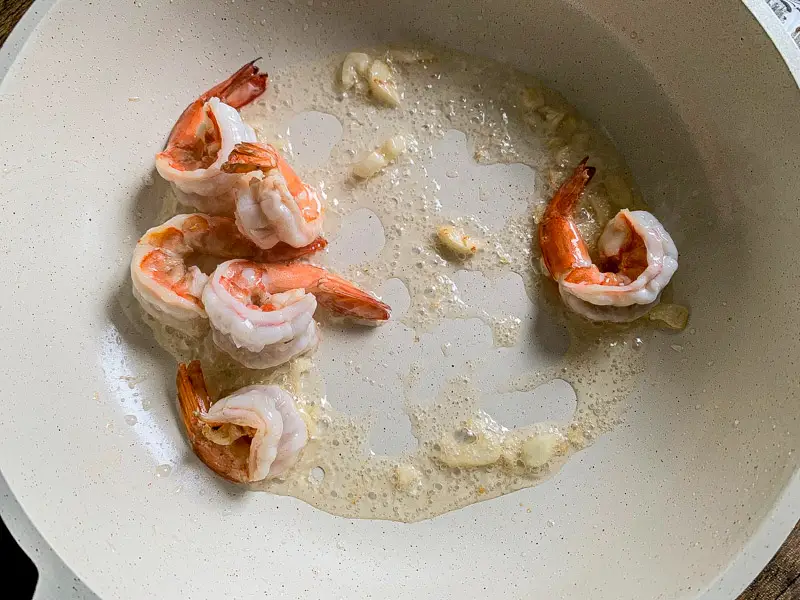 Shrimp sautéed with garlic in oil.